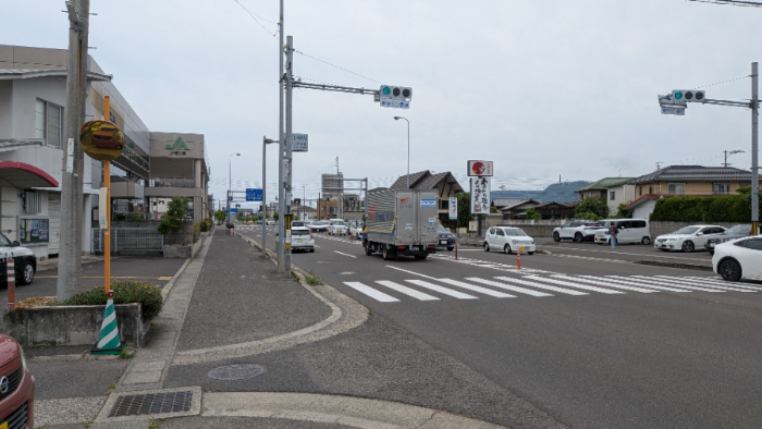 左手に交番を見ながら直進