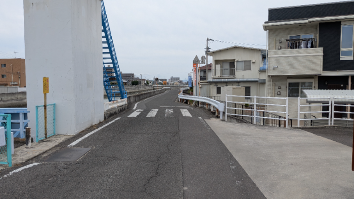 水門を左手に見ながら直進