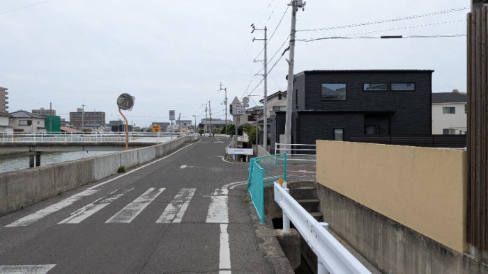 最初の三叉路を右折
