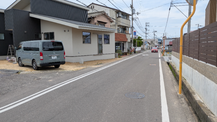そのまま直進で左手に見えます